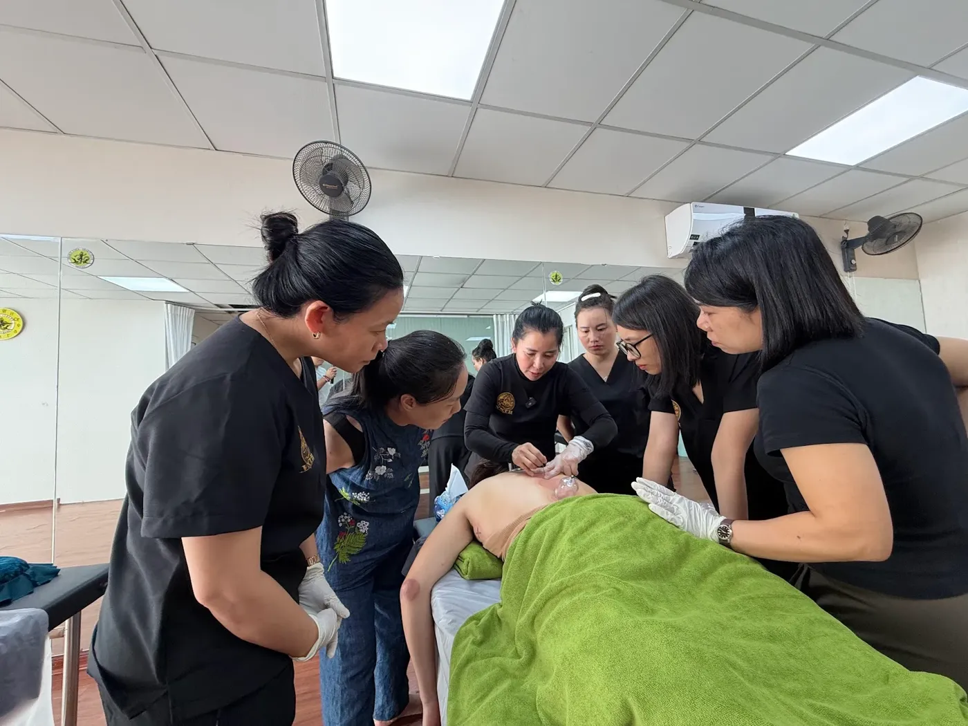 Học viên lớp chích lể đeo găng tay thực hành dưới sự hướng dẫn
