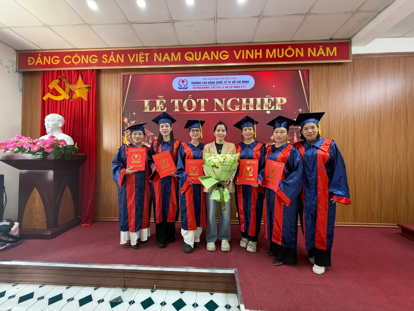 Lương Y Trần Thị Hồng Xuân (Xuân Trần) cùng học viên lớp chích lể trong ngày Lễ Tốt Nghiệp