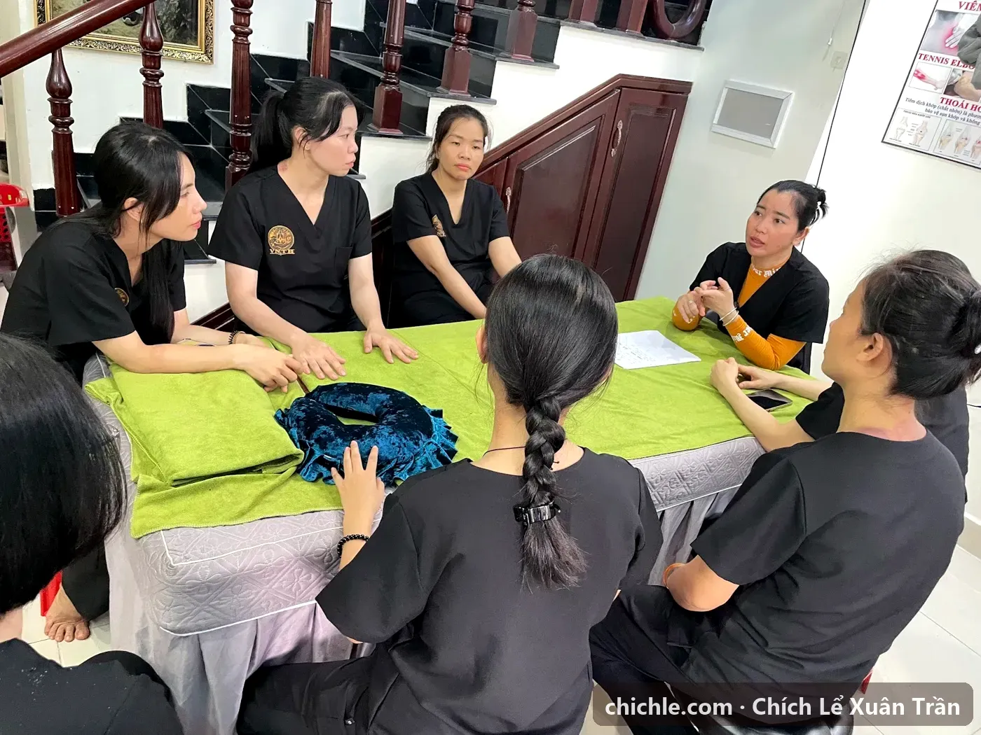 Học viên lớp Chích Lể ngồi trao đổi bài, tìm hiểu chích lể có tốt không và khi nào nên chích