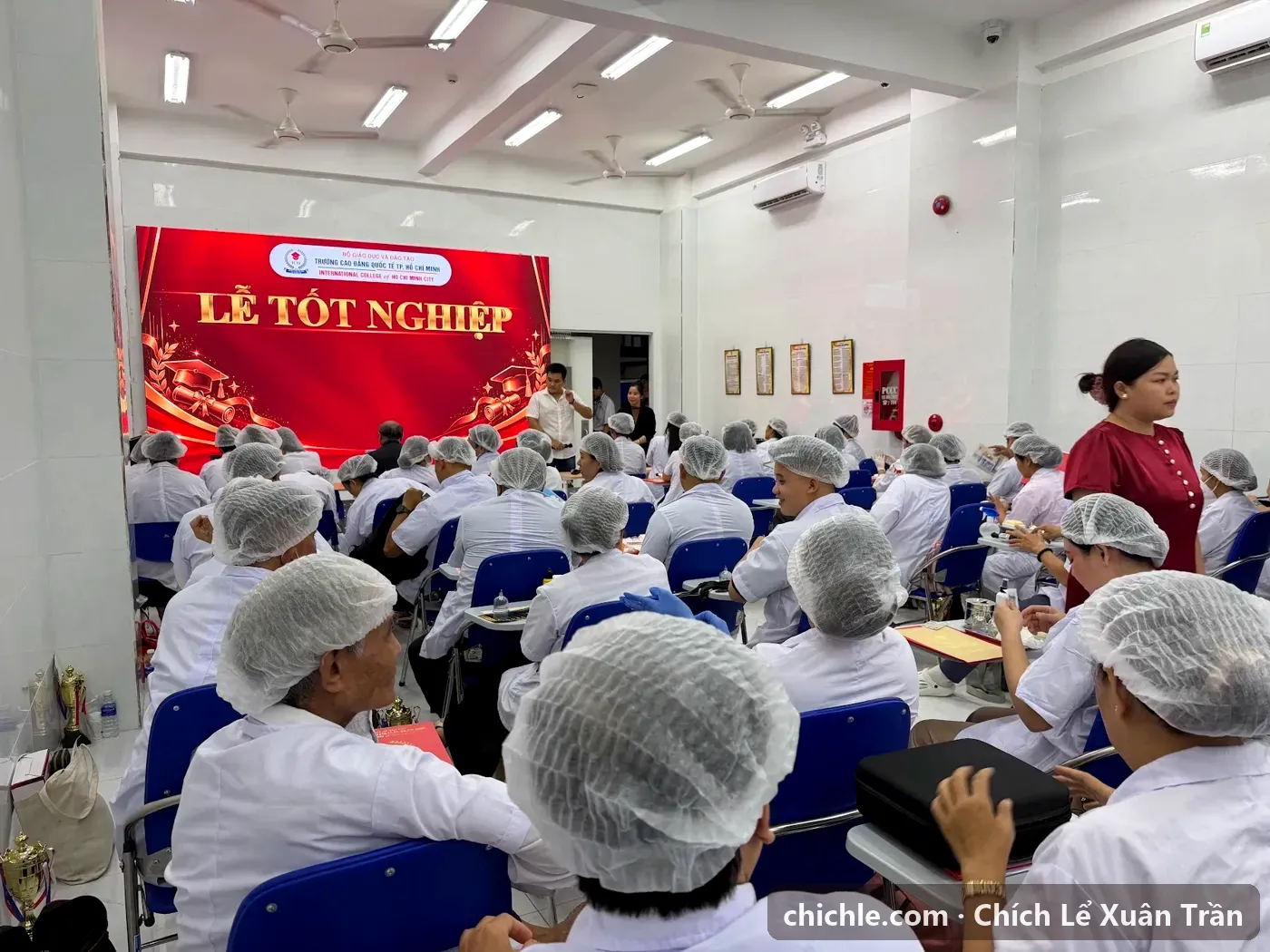 Hội trường Lễ Tốt Nghiệp đông học viên khóa học chích lể tham dự