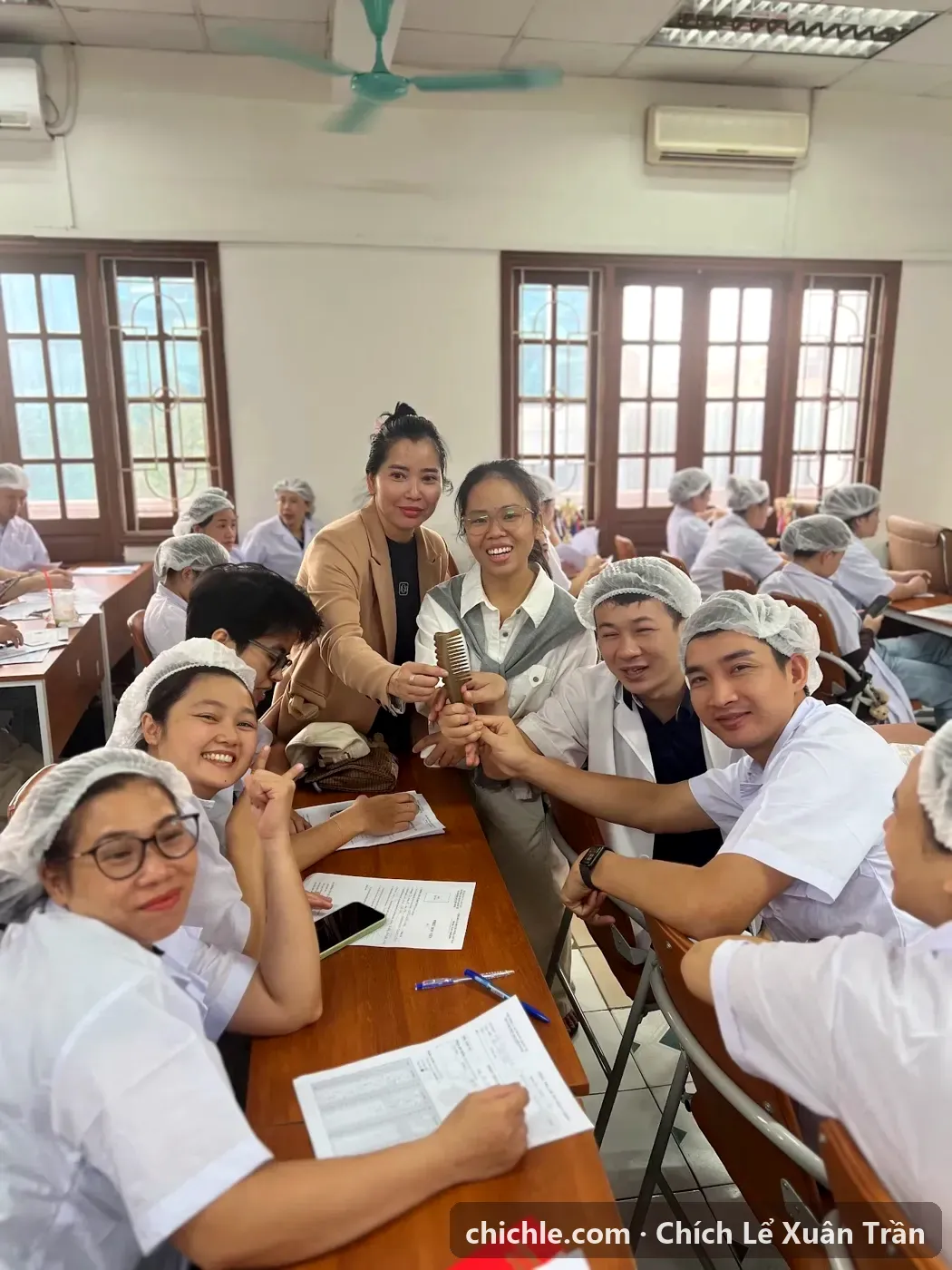 Buổi học lý thuyết kinh lạc, huyệt vị và an toàn trước khi thực hành chích lể