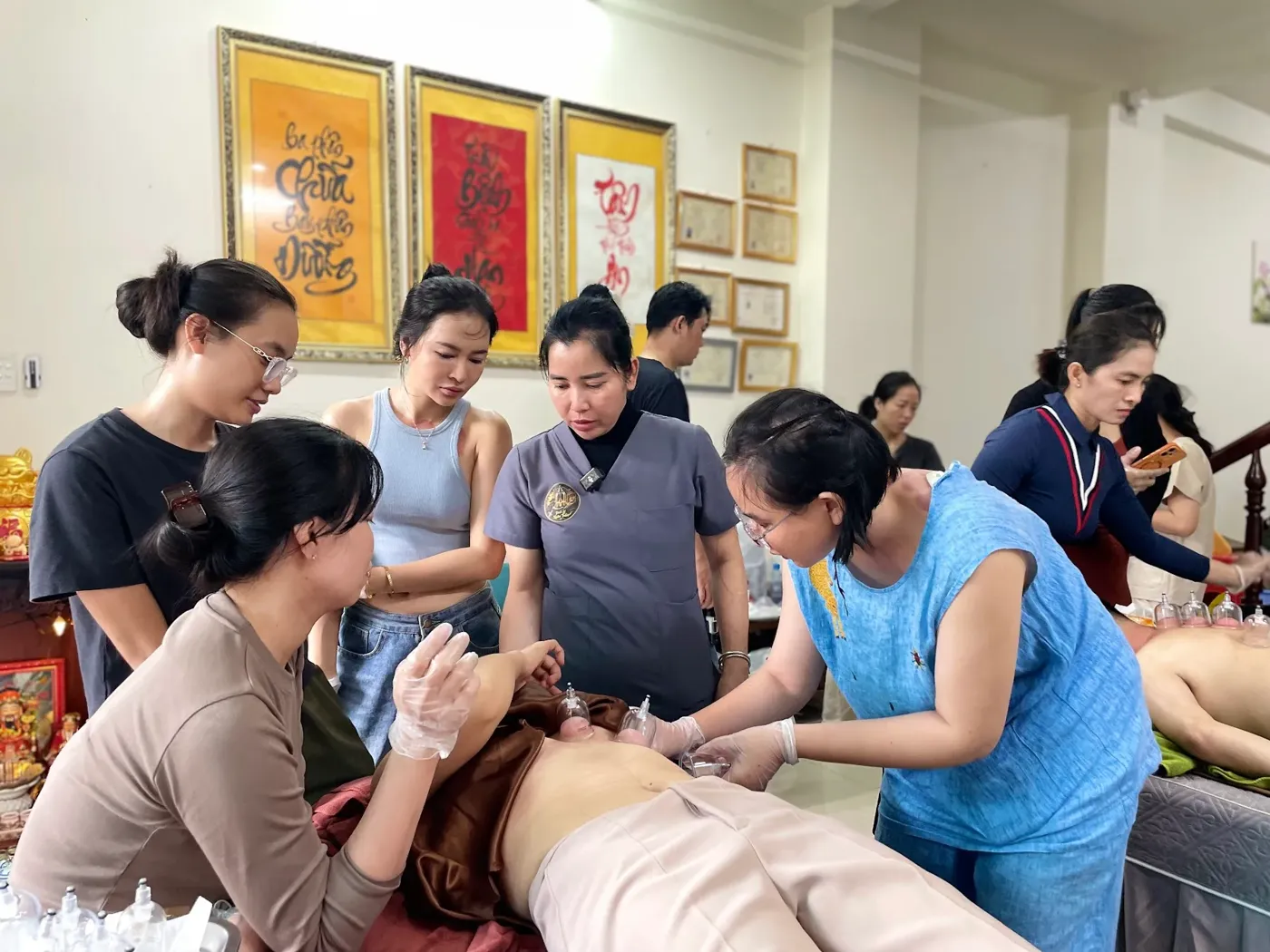 Học viên lớp chích lể của Lương Y Xuân Trần thực hành đeo găng tay