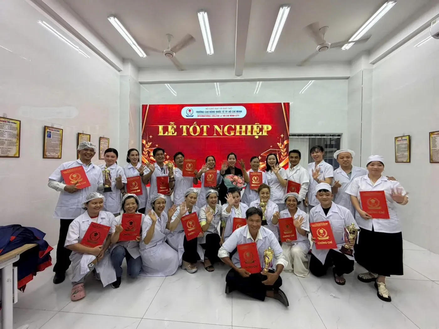Học viên Chích Lể nhận sổ chứng chỉ trong ngày Lễ Tốt Nghiệp sau khóa học chích lể tê tay, cổ vai gáy