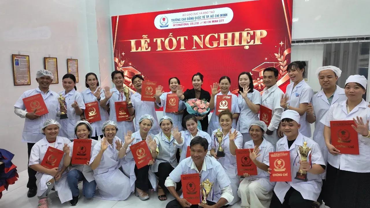 Học viên lớp Chích Lể mặc áo blouse trắng cầm sổ chứng chỉ trong ngày Lễ Tốt Nghiệp, học chích lể mất ngủ bài bản trước khi làm