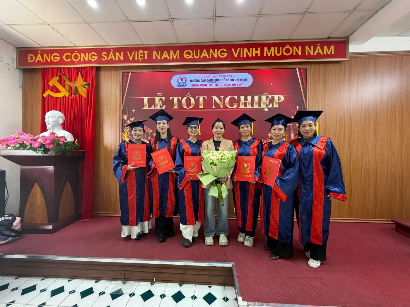 Học viên lớp Chích Lể trong ngày Lễ Tốt Nghiệp — học đúng về chích lể máu độc, máu đen theo giáo trình