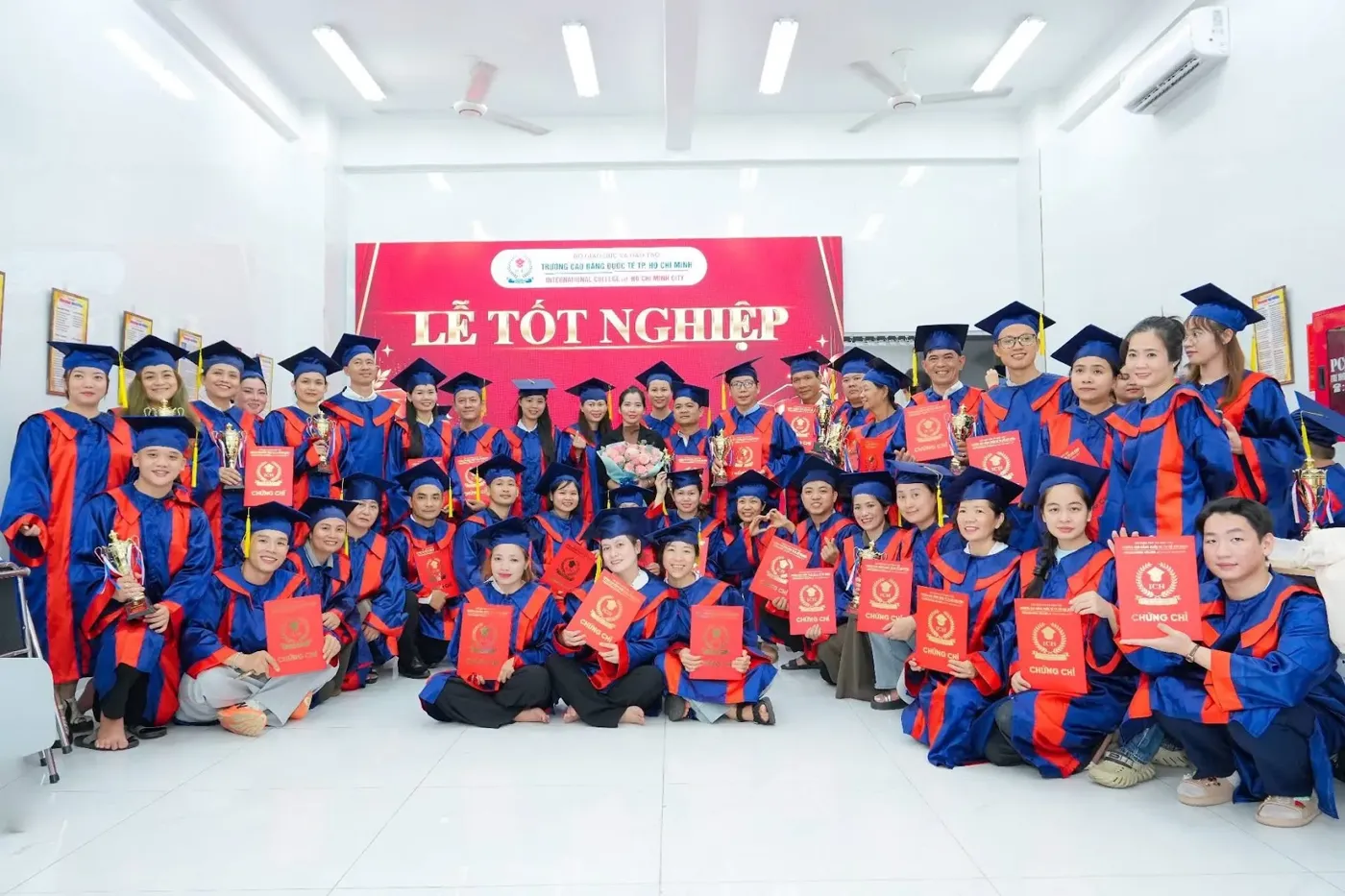 Học viên Chích Lể cầm sổ chứng chỉ trong ngày Lễ Tốt Nghiệp – học chích lể ù tai và vùng đầu mặt bài bản