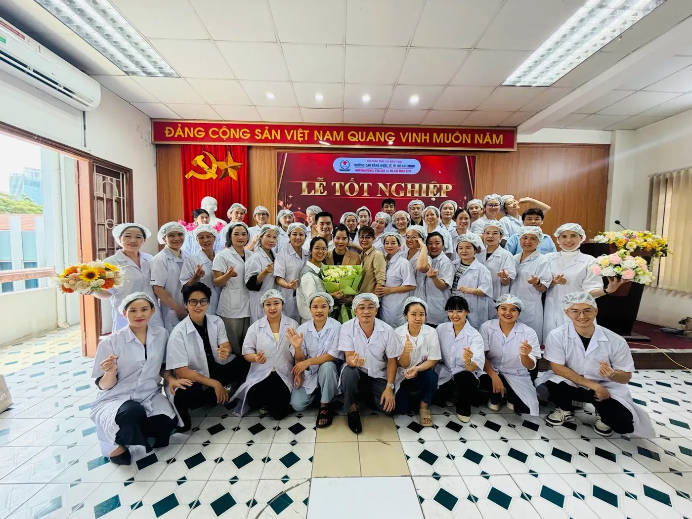 Học viên Chích Lể nhận sổ chứng chỉ trong ngày Lễ Tốt Nghiệp, chương trình có phần chích lể đau vai, viêm quanh khớp vai