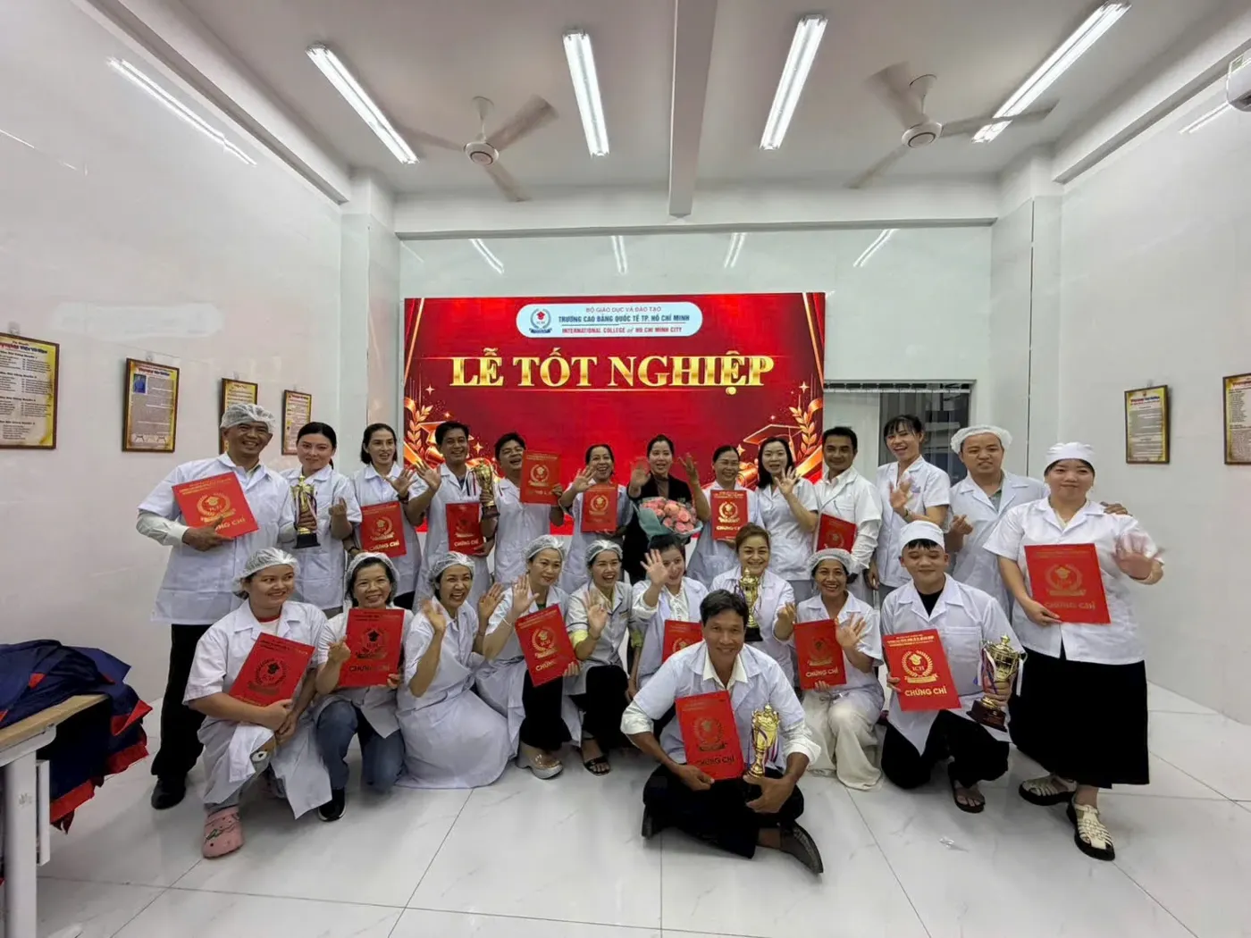 Học viên lớp Chích Lể trong ngày Lễ Tốt Nghiệp – học để biết chích lể có đau không và cách làm nhẹ tay, an toàn