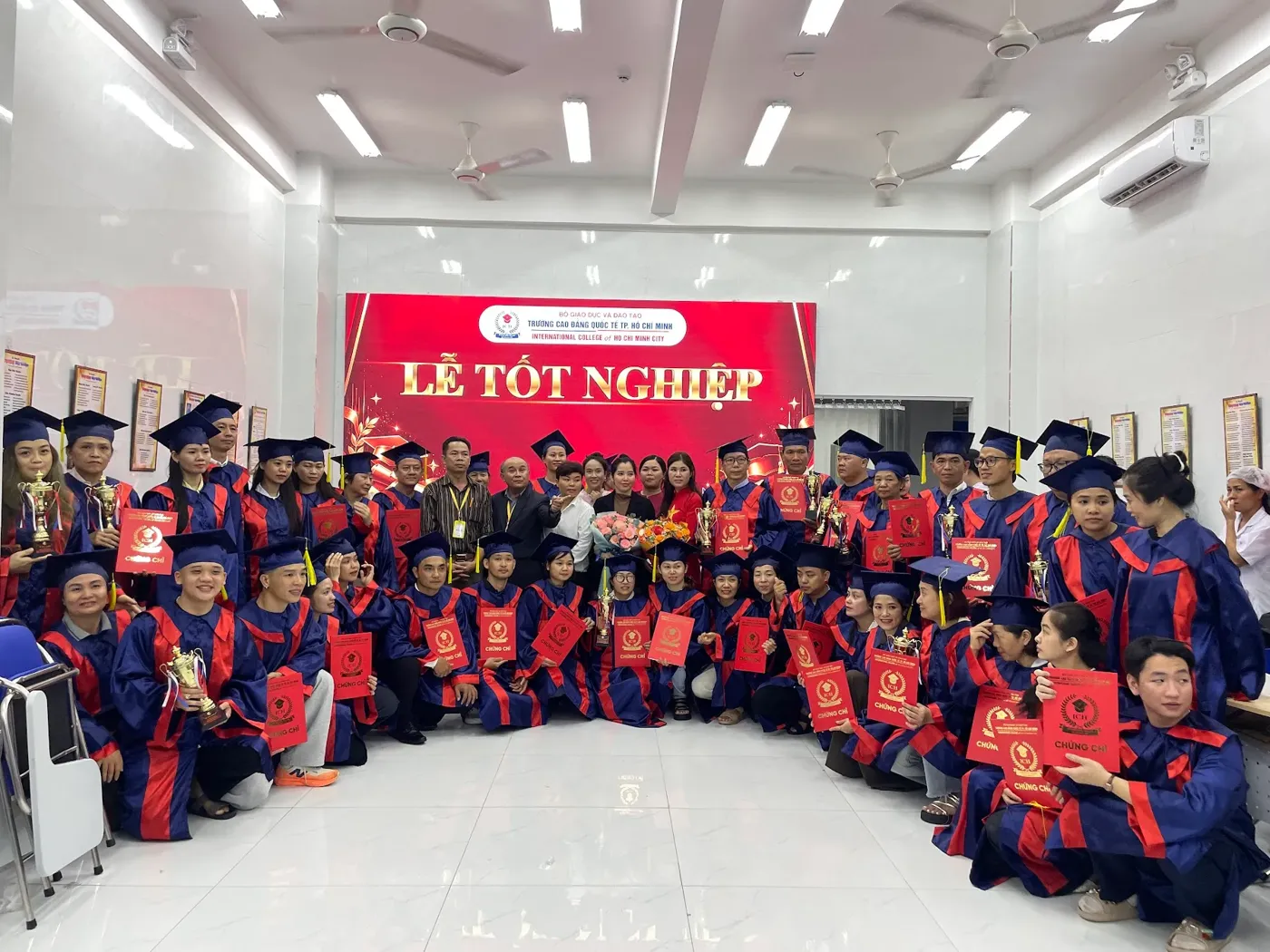 Học viên lớp Chích Lể trong ngày Lễ Tốt Nghiệp, nơi học cách chọn kim chích lể và kim tam lăng vô khuẩn