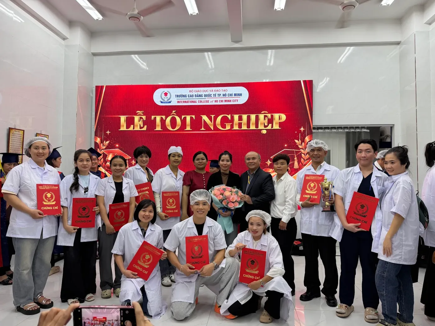 Học viên lớp Chích Lể trong ngày Lễ Tốt Nghiệp, nhận sổ chứng chỉ – chích lễ hay chích lể