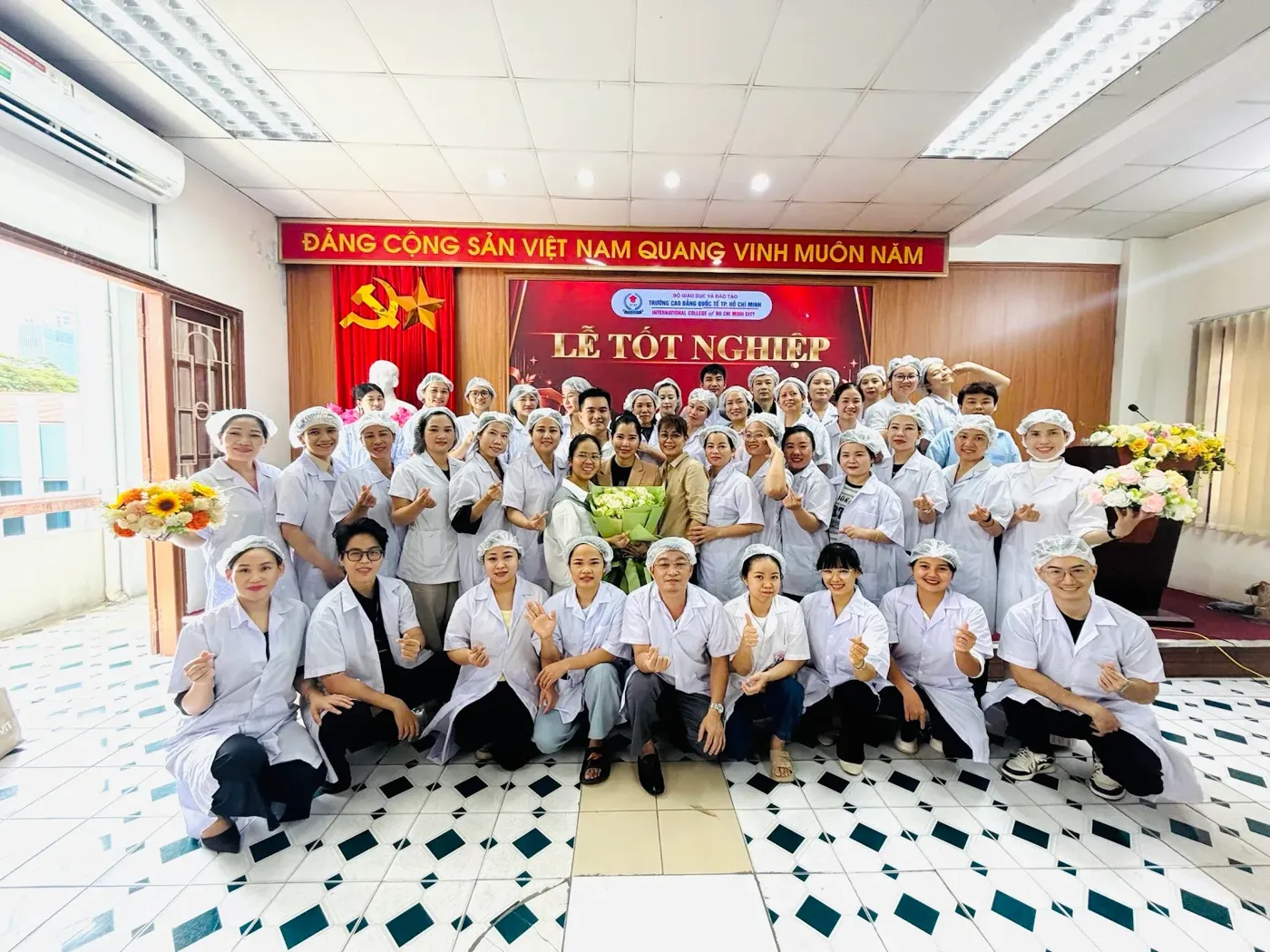 Đông đảo học viên áo blouse trắng chụp ảnh chung tại Lễ Tốt Nghiệp – học chích lể đau gối, gai gót chân bài bản