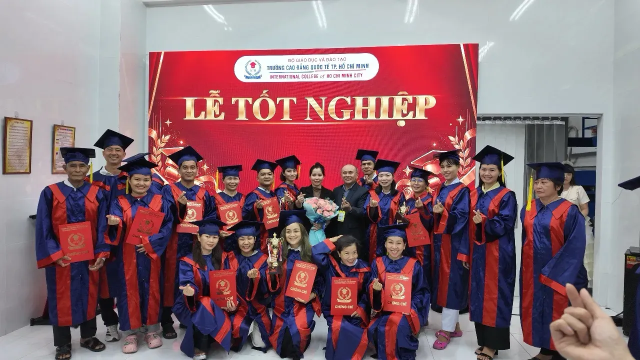 Học viên lớp Chích Lể trong ngày Lễ Tốt Nghiệp — học kỹ cách chăm sóc và theo dõi sau khi chích lể