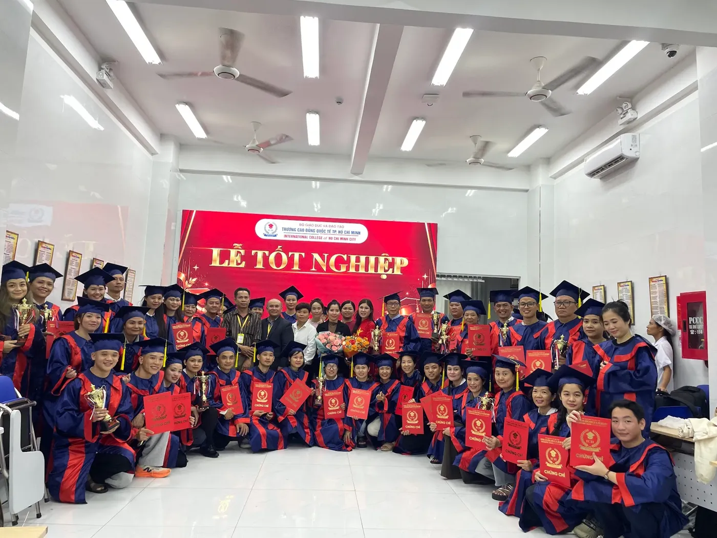Học viên lớp Chích Lể trong ngày Lễ Tốt Nghiệp, học bằng sách chích lể và tài liệu chính thống