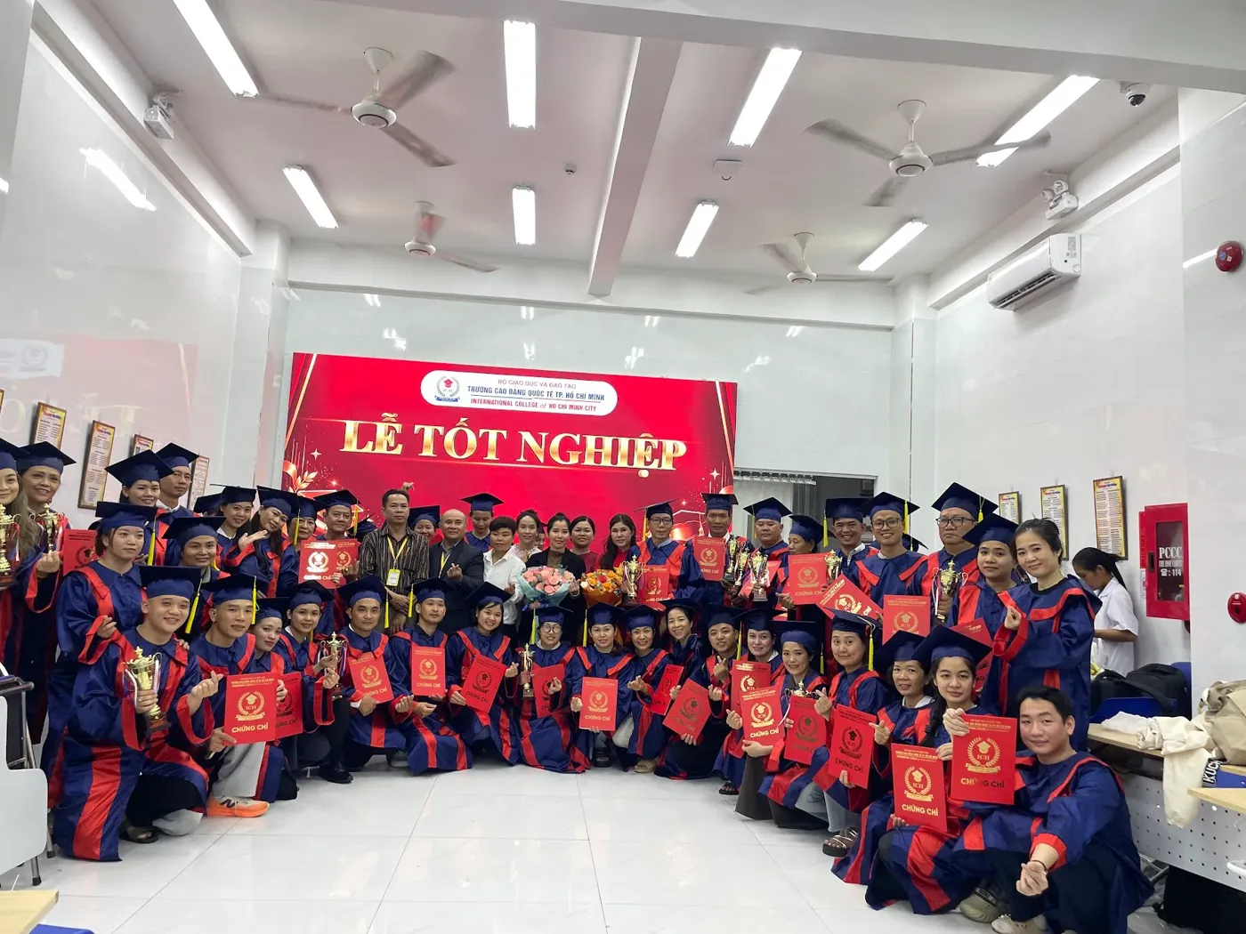 Học viên lớp học chích lể Hà Nội và TP.HCM trong ngày Lễ Tốt Nghiệp, cầm sổ chứng chỉ