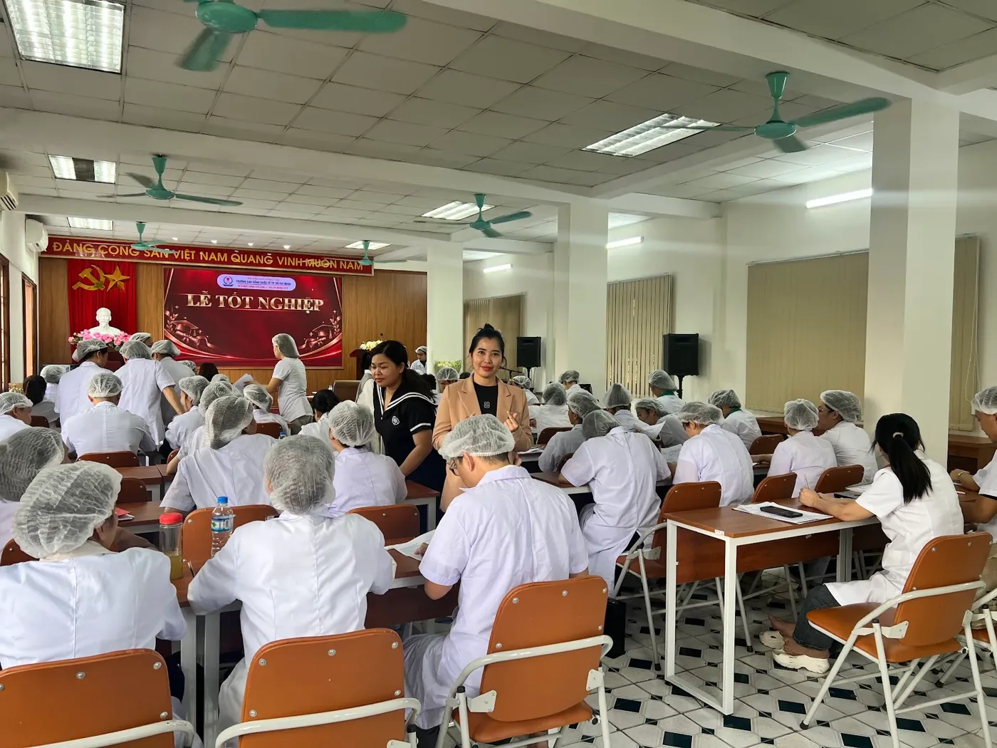 Học viên Chích Lể cầm sổ chứng chỉ trong ngày Lễ Tốt Nghiệp – học chích lể đau khuỷu tay, viêm lồi cầu ngoài bài bản